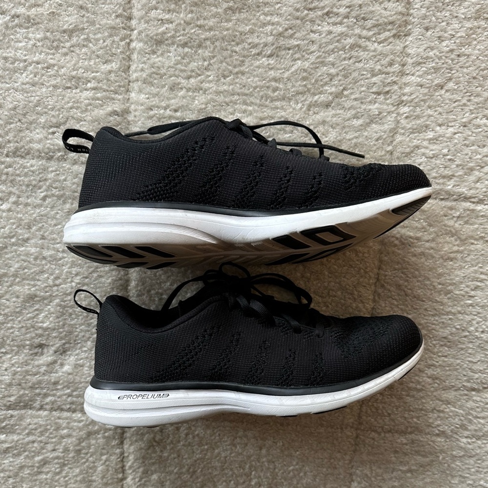 APL Women’s Techloom Pro sneakers size 9 black and white